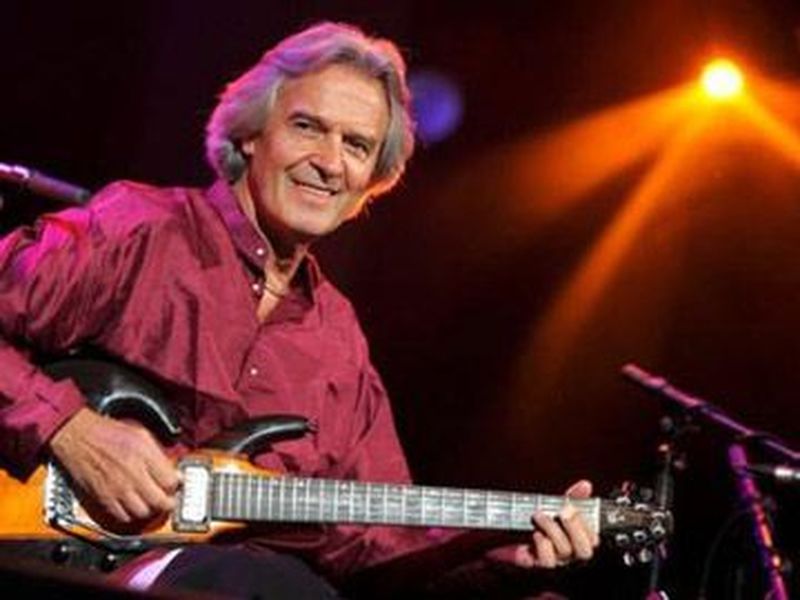 John Mclaughlin Di Come Della Musica Non Si Dovrebbe Mai Parlare E Altre Frasi Celebri Di Un Fuoriclasse Della Chitarra Musicisti Emergenti